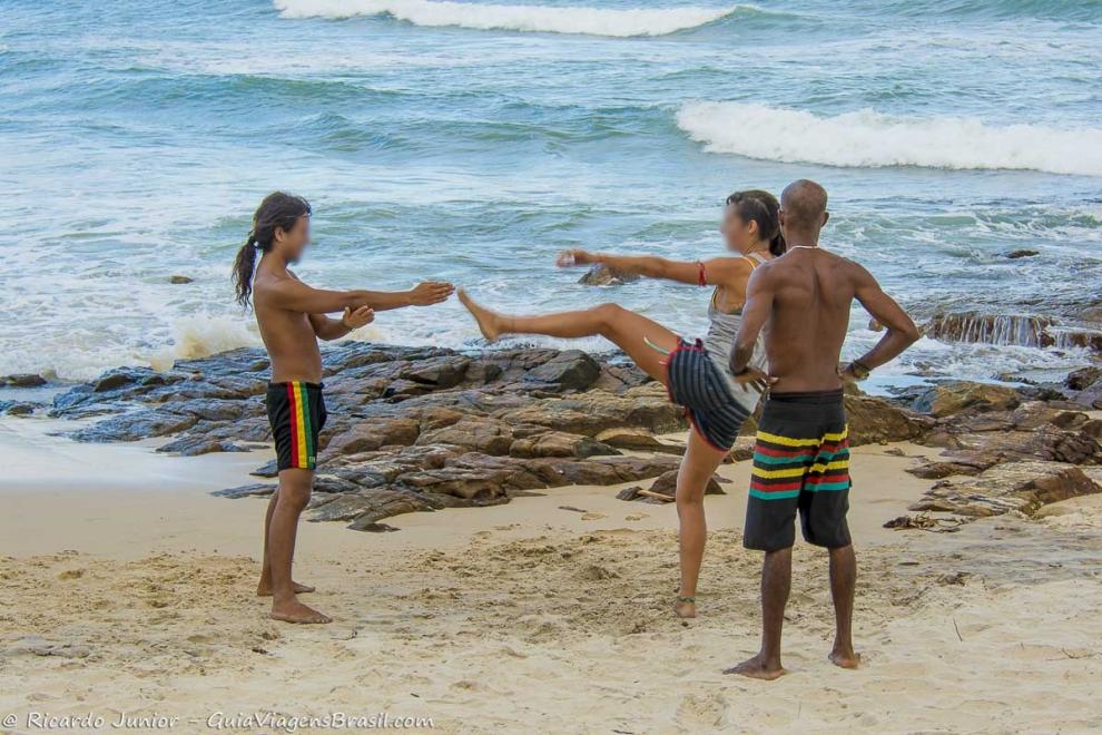 Imagem de casal treinando na Praia do Resende.